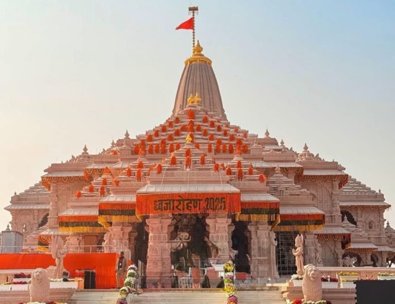 Ayodhya News: अयोध्या में इतिहास रचा गया, राम मंदिर के शिखर पर फहराई धर्मध्वजा, पीएम मोदी और मोहन भागवत रहे उपस्थित