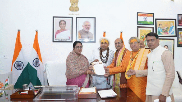 Mathura News: यमुना शुद्धिकरण को लेकर धर्म रक्षा संघ के पदाधिकारियों ने मुख्यमंत्री से की मुलाक़ात