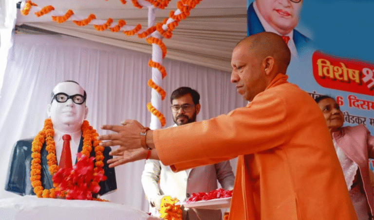 Lucknow News: महापरिनिर्वाण दिवस पर CM योगी ने बाबा साहेब को दी श्रद्धांजलि, मंच से गूंजा संविधान और समानता का संदेश