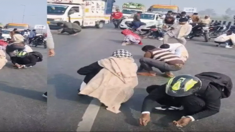 UP News: नेशनल हाईवे पर हुई ‘चांदी की बारिश’, बिखरे टुकड़े देख राहगीरों में मची लूट की होड़