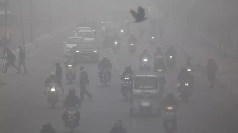 Lucknow News: कोहरे के कहर में लिपटी नवाबों की नगरी, 6 डिग्री पहुंचा पारा