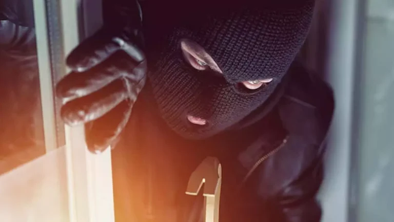 Jalaun News: तगारेपुर और अकोढ़ी में एक ही रात चोरों का कहर, कई घरों से लाखों की चोरी