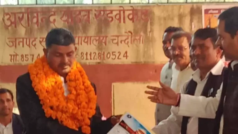 Chandauli News: चंदौली बार एसोसिएशन शपथ ग्रहण समारोह- रामचंद्र यादव बने अध्यक्ष, बार–बेंच के सामंजस्य पर दिया जोर