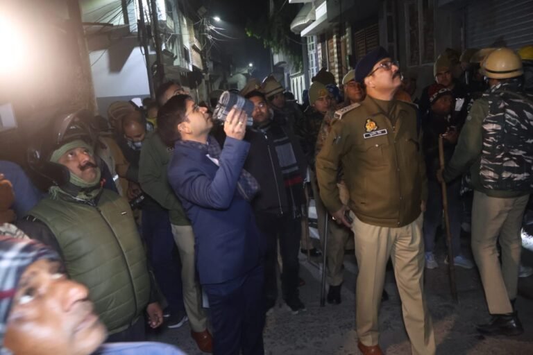 Sambhal News: संभल में बिजली चोरी के खिलाफ बड़ा अभियान, तड़के 4 बजे सड़कों पर उतरे डीएम-एसपी