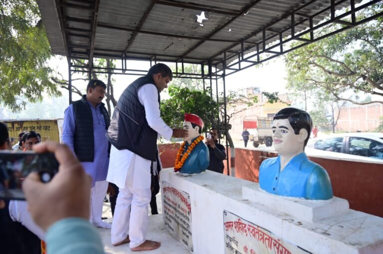 Barabanki News: कैबिनेट मंत्री आशीष पटेल ने शहीद स्मारक पर दी श्रद्धांजलि, कुर्सी में हुआ भव्य स्वागत