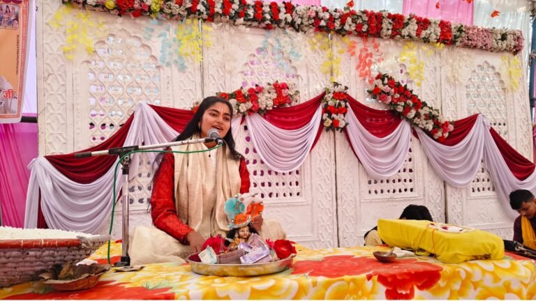 Barabanki News: विकास खण्ड निन्दूरा में आरती व्यास की मंत्रमुग्ध करने वाली आवाज़ में गूंज रही मिथिला धनुष स्वयंवर की दिव्य गाथा