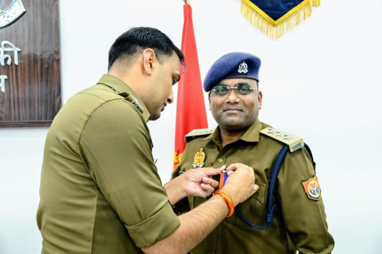 Barabanki News: महाकुंभ 2025 में उत्कृष्ट सेवाओं के लिए क्षेत्राधिकारी नगर संगम कुमार को ‘महाकुंभ सेवा मेडल’