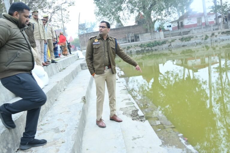 Barabanki News: पुलिस अधीक्षक ने किया श्री लोधेश्वर महादेव मंदिर परिसर का निरीक्षण, दिए सुरक्षा व्यवस्था के निर्देश