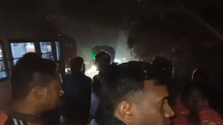 Hapur News: तेज रफ्तार मिनी बस ट्रक में घुसी, चार घायल, मायके से लौट रहा था परिवार