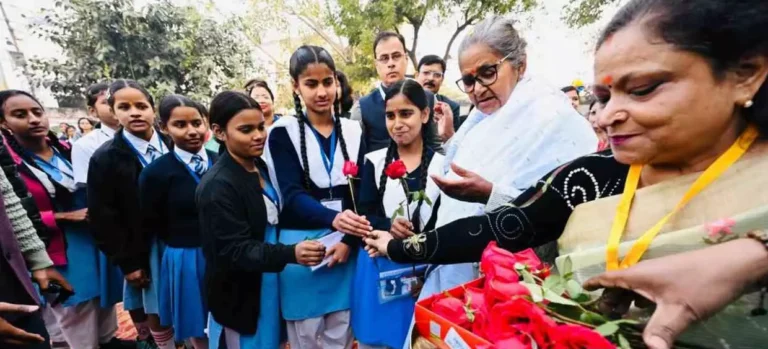 Lucknow News: लखनऊ में यूपी बोर्ड परीक्षाओं का आगाज़, मंत्री गुलाब देवी ने छात्राओं का बढ़ाया उत्साह