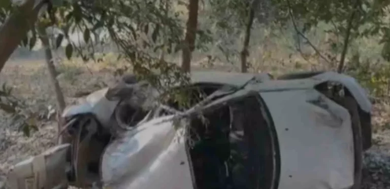 Raebareli News: रायबरेली में दर्दनाक सड़क हादसा- पेड़ से टकराकर पलटी कार, दो युवकों की मौत, तीन गंभीर