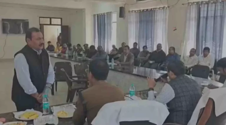 Mathura News: संपूर्ण समाधान दिवस में डीएम और एसएसपी ने सुनीं लोगों की समस्याएं