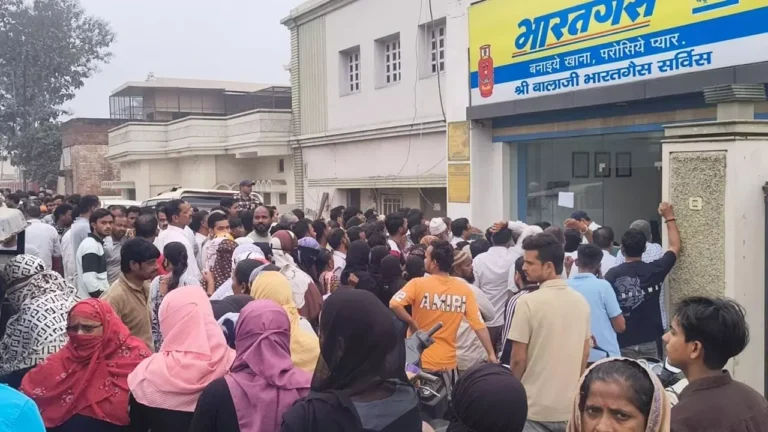 Balrampur News: बलरामपुर में एलपीजी गैस के लिए लंबी कतारें, उपभोक्ताओं को सिलेंडर पाने के लिए तीन–चार दिन तक इंतजार