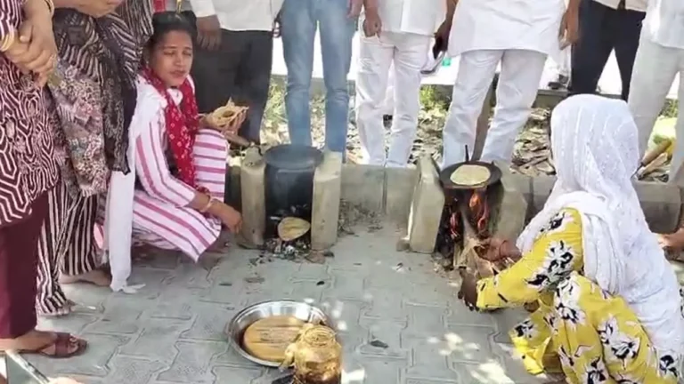 Hapur News: सपा का अनोखा विरोध- गैस किल्लत और महंगाई के खिलाफ चूल्हा जलाकर जताया आक्रोश