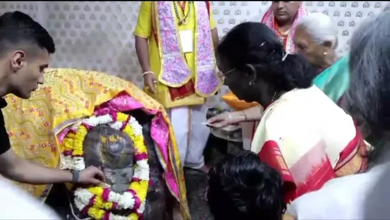 Mathura News: गोवर्धन में राष्ट्रपति द्रौपदी मुर्मू ने की गिरिराज परिक्रमा, भव्य स्वागत के बीच पूजा-अर्चना