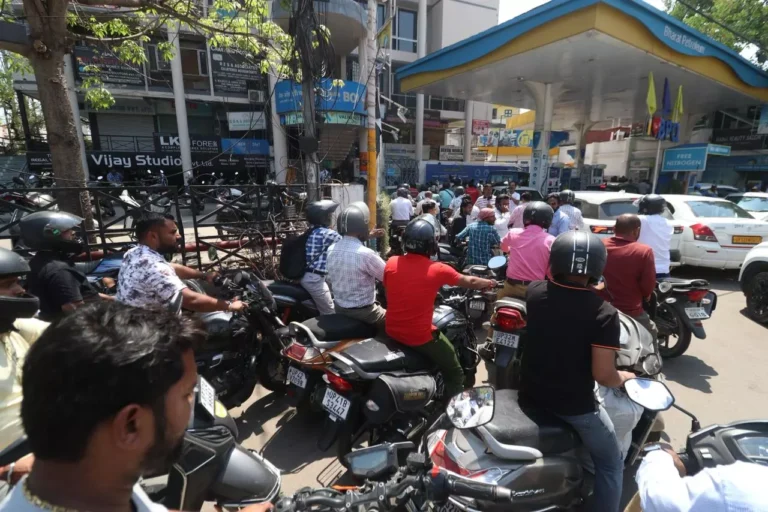 Lucknow News: लखनऊ में ‘तेल’ का अकाल, पेट्रोल पंपों पर लग रहीं किलोमीटर लंबी लाइनें