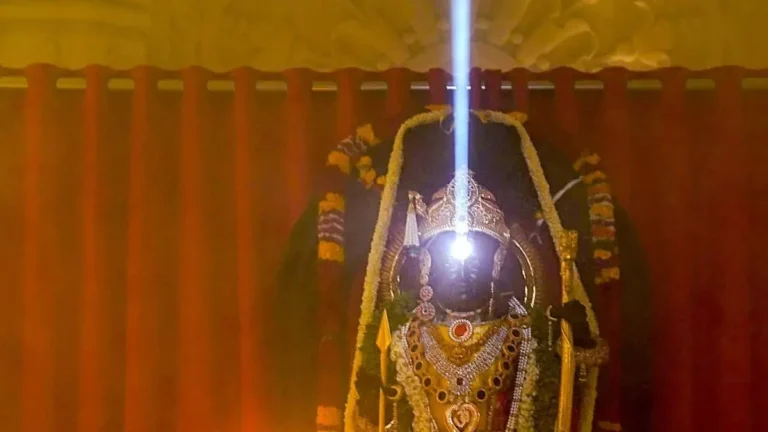 UP News: अयोध्या में राम नवमी का महासंगम, रामलला के सूर्य तिलक के दर्शन को उमड़ी आस्था की भीड़