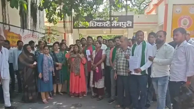 Mainpuri News: मैनपुरी में महंगी किताबों को लेकर किसान यूनियन का प्रदर्शन, स्कूलों पर मनमानी के आरोप