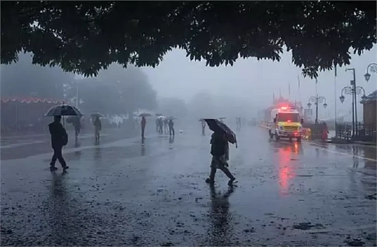 UP Weather Update: पश्चिमी विक्षोभ का डबल अटैक, 18 जिलों में आंधी-बारिश और ओलावृष्टि का अलर्ट
