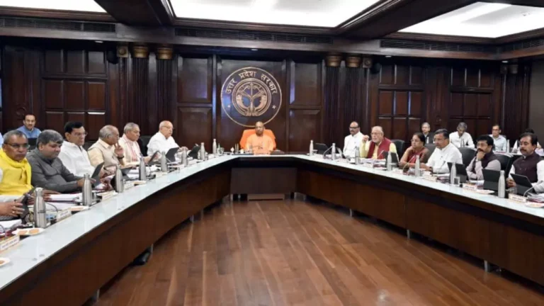 UP News: योगी कैबिनेट का बड़ा फैसला- शिक्षामित्रों को राहत, बस अड्डे होंगे एयरपोर्ट जैसे आधुनिक