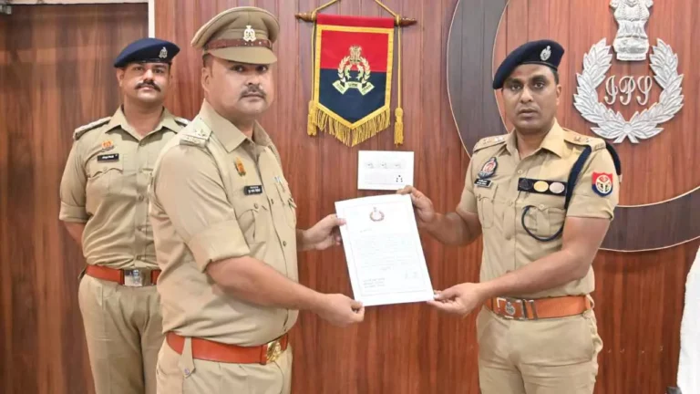 Azamgarh News: इंस्टाग्राम सुसाइड अलर्ट पर त्वरित कार्रवाई, युवती की जान बचाने वाले उपनिरीक्षक जावेद सिद्दीकी सम्मानित