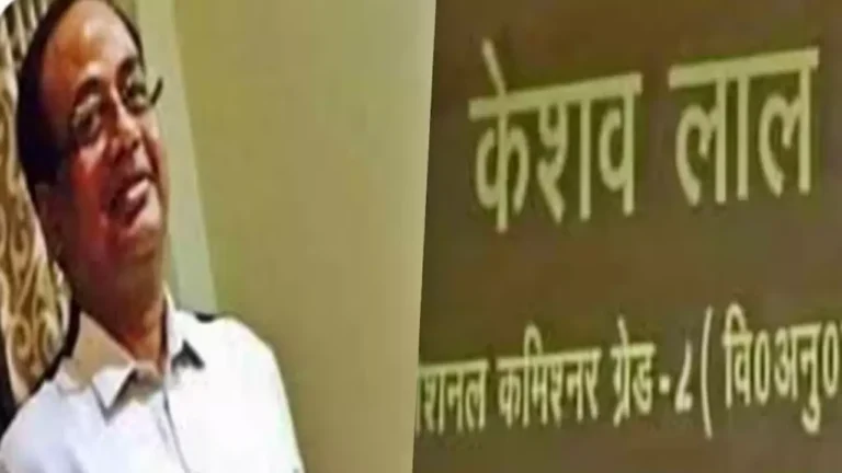 यूपी का ‘100 करोड़’ वाला रिटायर्ड अफसर: बाथरूम के फ्लश से गद्दों तक मिले नोट, खुली आलीशान संपत्ति की परतें