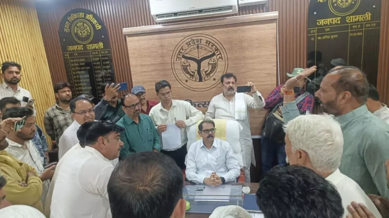 Shamli News: जिला अस्पताल के बाहर महिला ने दिया बच्चे को जन्म, इलाज से इनकार के आरोप पर भड़का आक्रोश