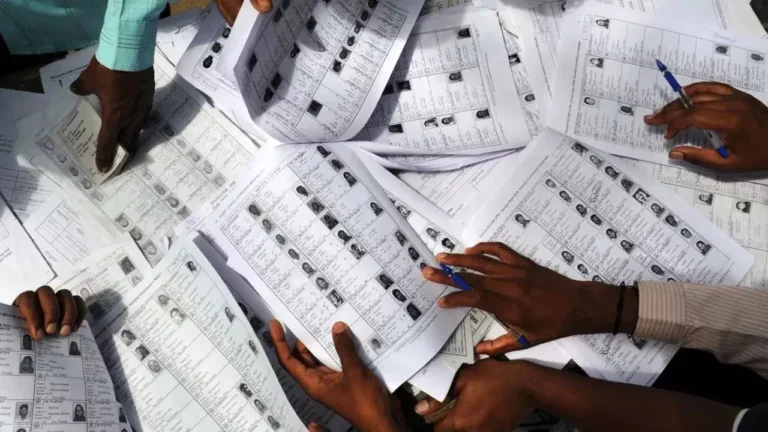 UP News: यूपी की VIP सीटों पर घटे लाखों वोटर, SIR के बाद बदले आंकड़ों ने बढ़ाई सियासी हलचल