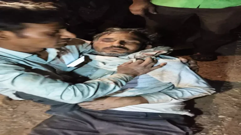 Mathura News: अवैध खनन डंपर की टक्कर से मथुरा में हादसा, पैदल यात्री और बाइक सवार घायल