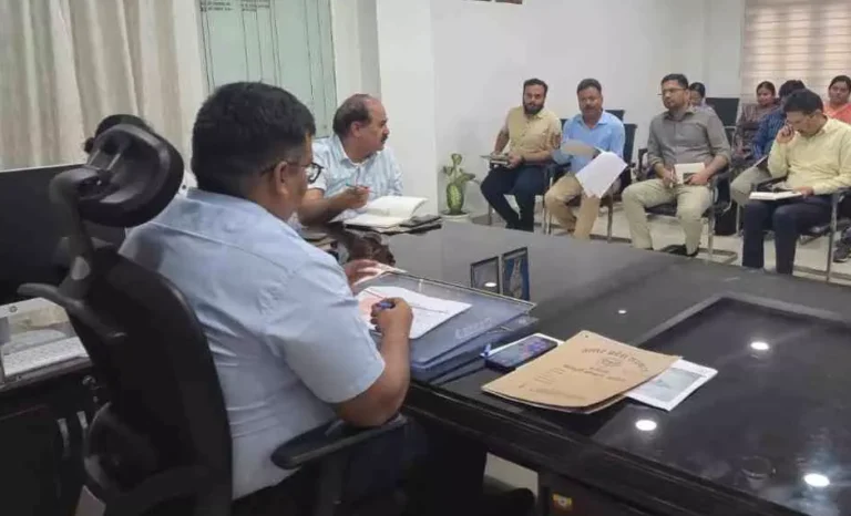 Aligarh News:स्वच्छ ऊर्जा को बढ़ावा, सीएनजी-पीएनजी नेटवर्क विस्तार पर प्रशासन का जोर