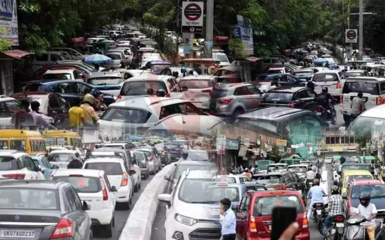 Lucknow News: महिला मार्च में जाम से जूझता लखनऊ; वीआईपी रैली के बीच घंटों फंसी जनता, पुलिस की कार्रवाई पर उठे सवाल