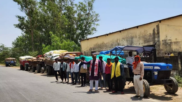 Sonbhadra News: भीषण गर्मी में गेहूं खरीद केंद्रों पर अव्यवस्था, परेशान किसानों ने दी आंदोलन की चेतावनी