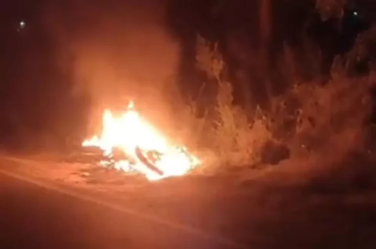 Etah News: एटा में चलती बाइक बनी आग का गोला, युवक ने कूदकर बचाई जान