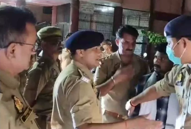Hathras News: पुलिस हिरासत में युवक की मौत: चंदपा थाने के शौचालय में लगाई फांसी, थाना प्रभारी सहित दो निलंबित