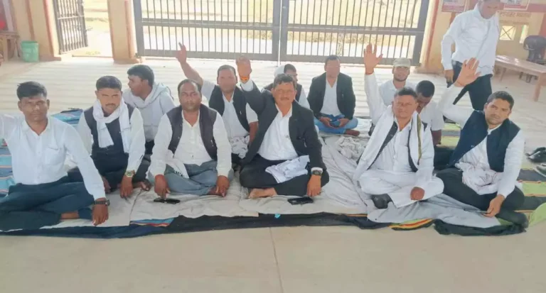 Chandauli News: बार एसोसिएशन का उग्र प्रदर्शन, वरिष्ठ अधिवक्ता विजय बहादुर यादव की अध्यक्षता में आंदोलन ने पकड़ा जोर