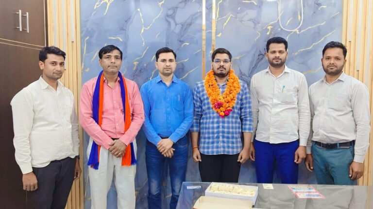 Barabanki News: करंधा गांव के अभिषेक वर्मा का आयकर विभाग में चयन, क्षेत्र में खुशी की लहर