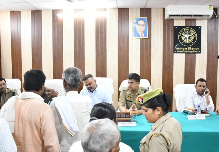 Kushinagar News: कुशीनगर में सम्पूर्ण समाधान दिवस आयोजित, डीएम व एसपी ने सुनीं फरियादियों की समस्याएं