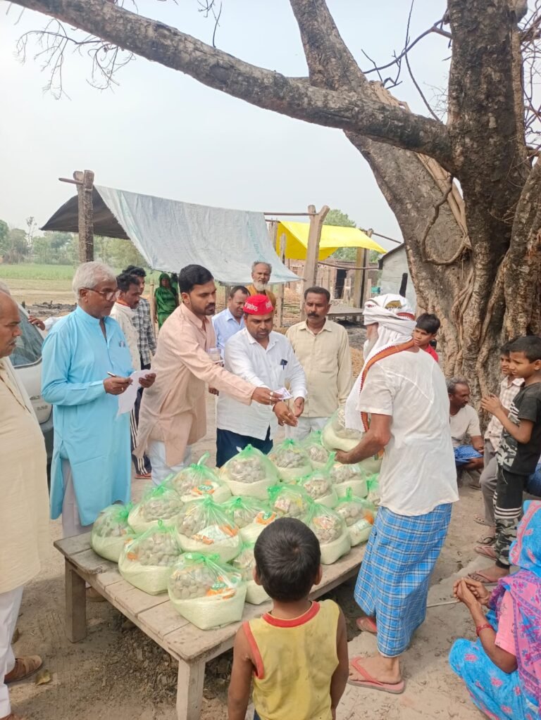 Kushinagar News: अग्निकांड पीड़ितों की मदद को आगे आया सपा पिछड़ा वर्ग प्रकोष्ठ, राहत सामग्री वितरित