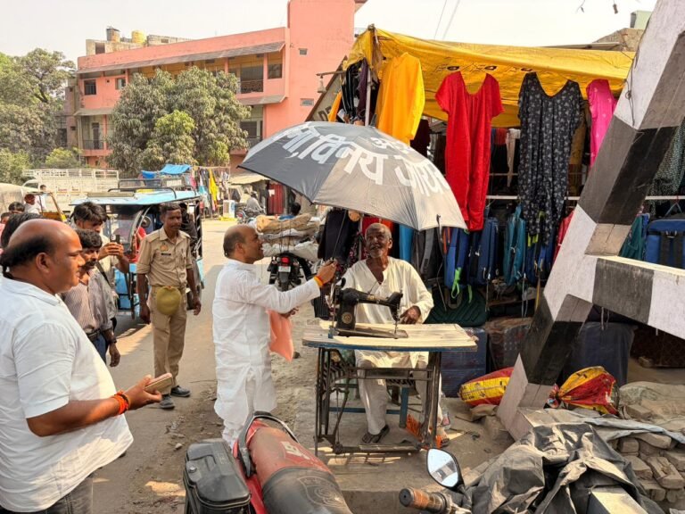 Kushinagar News: कुशीनगर में जनसेवा की पहल; नगर पालिका अध्यक्ष विनय जायसवाल ने जरूरतमंदों को बांटे छाते