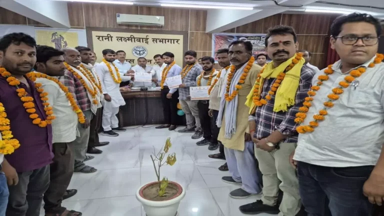 Jalaun News: ‘श्रमवीर गौरव समारोह 2026’ का आयोजन, श्रमिकों को मिला सम्मान और आर्थिक सहायता