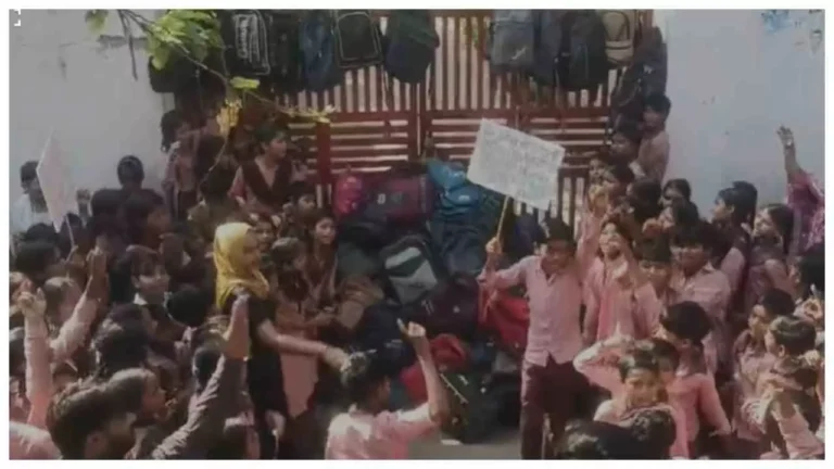 Kasganj News: कासगंज में शिक्षिका के निलंबन पर छात्रों का विरोध, स्कूल गेट पर लगाया ताला
