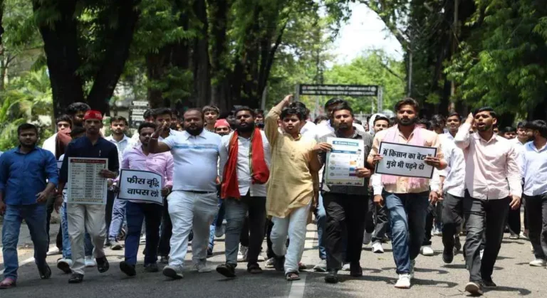Lucknow News: लखनऊ विश्वविद्यालय में फीस वृद्धि के खिलाफ उग्र हुआ छात्र आंदोलन, प्रशासन पर उठे सवाल