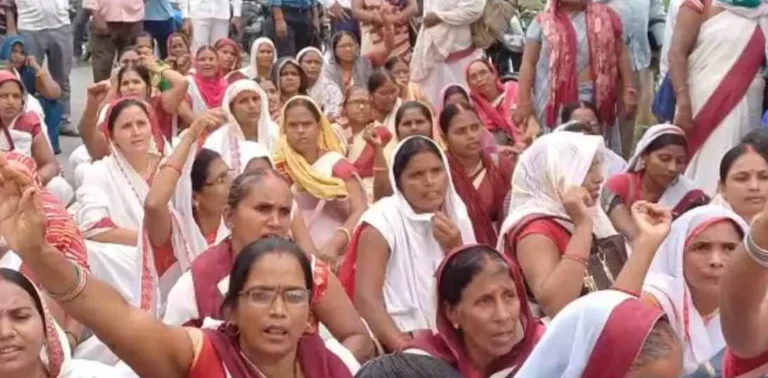 Chandauli News: दो महीने से मानदेय के इंतजार में आशा बहुएं, DBT मैसेज के बाद भी खातों में नहीं पहुंचा पैसा