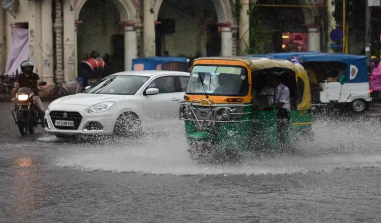 Weather Update: तेज आंधी और बारिश से बदला लखनऊ का मौसम, तापमान गिरने से बढ़ी ठंडक