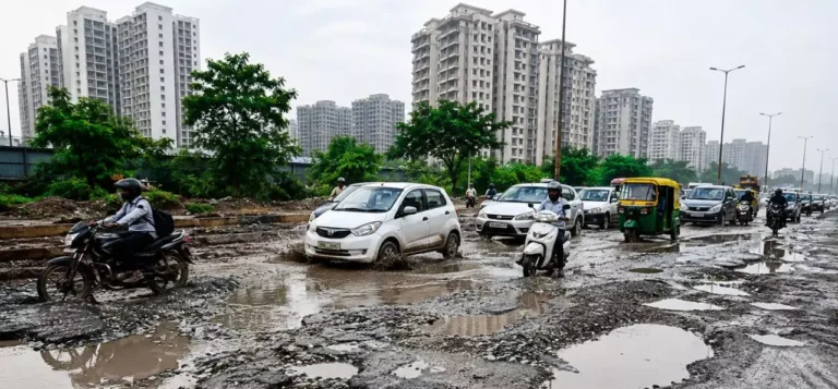 Lucknow News: गोमतीनगर एक्सटेंशन सेक्टर-7 की सड़कें बनीं हादसों का कारण, 50 हजार आबादी परेशान