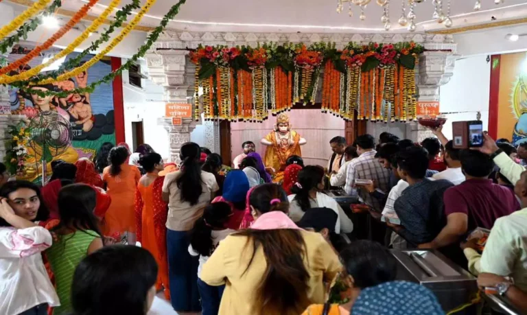 Bada Mangal 2026: दूसरे बड़े मंगल पर लखनऊ में उमड़ा आस्था का सैलाब, हनुमान सेतु में गूंजते रहे जयकारे