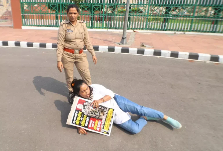 Lucknow News: विधान भवन के सामने सपा महिला कार्यकर्ताओं का प्रदर्शन, सड़क पर लेटकर की नारेबाजी