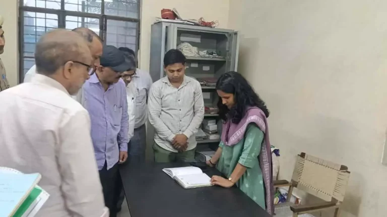 Hapur News: सीडीओ श्रुति शर्मा का औचक निरीक्षण, धौलाना ब्लॉक से कृषि गोदाम तक मचा हड़कंप