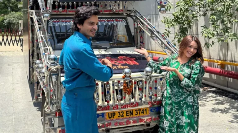 Lucknow News: लखनऊ की सड़कों पर दिखा ‘सतरंगी’ का रंग, अंशुमान पुष्कर और महवश ने किया अनोखा प्रमोशन