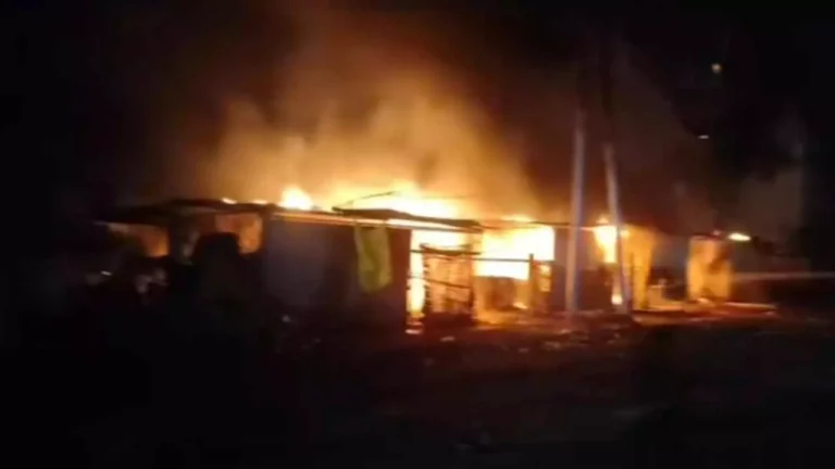 Hardoi News: हरदोई की नवीन मंडी गेट पर भीषण आग, आधा दर्जन दुकानें जलकर राख